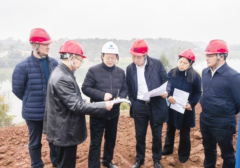 鐘杰董事長蒞臨向家壩灌區(qū)北總干渠第一期二步工程開工儀式場地施工現(xiàn)場指導(dǎo)工作